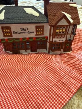 Department 56 White, Brown and Red Rare Books Shop Figurine retired and vintsge